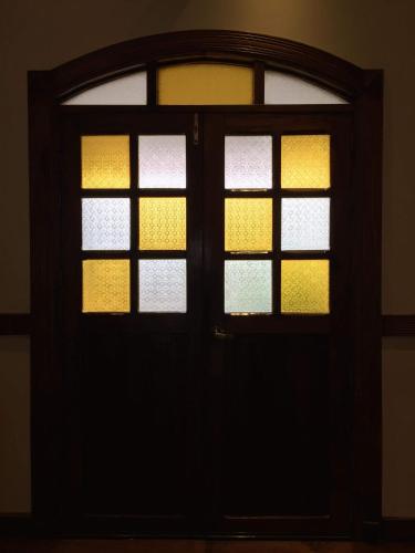 a door with four windows in a room at Hotel Veneto De Vigan in Vigan