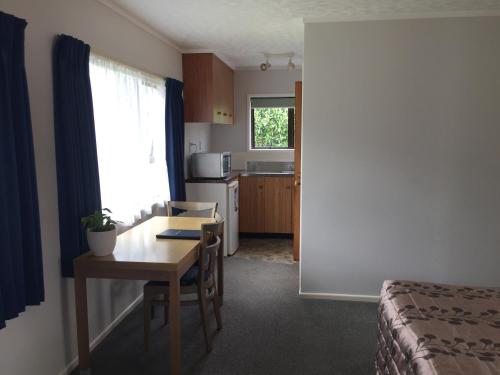 Dapur atau dapur kecil di Cypress Court Motel