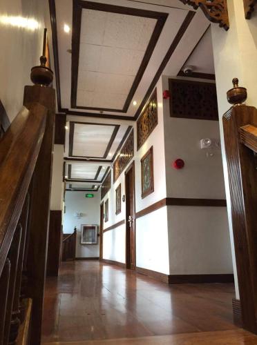 a hallway in a building with wooden floors and ceilings at Hotel Veneto De Vigan in Vigan