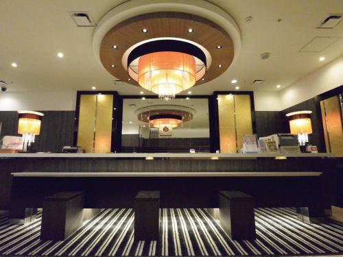 a bar in a hotel with a chandelier at APA Hotel Sagaeki Minamiguchi in Saga