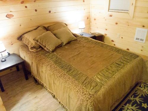 Ένα ή περισσότερα κρεβάτια σε δωμάτιο στο Zion’s Cozy Cabin's