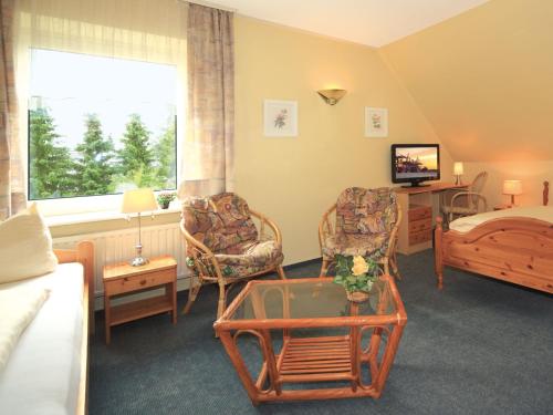 TV a/nebo společenská místnost v ubytování Hotel-Café Kampe