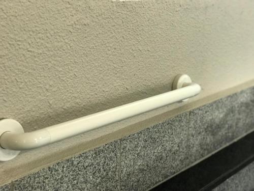 a white towel bar on a bathroom wall at Fureai No Yado Yasuragi in Nozawa Onsen