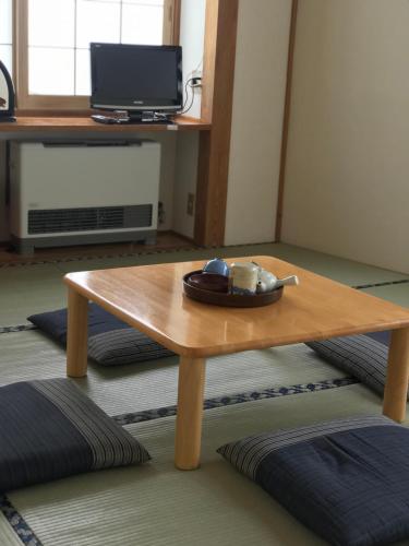 a wooden coffee table in a living room at Fureai No Yado Yasuragi in Nozawa Onsen