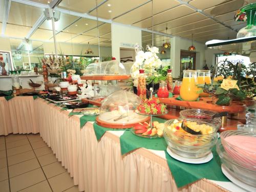 a buffet line with food on display in a restaurant at Hotel-Café Kampe in Norderstedt