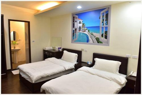 Zimmer mit 2 Betten und Wandgemälde in der Unterkunft Lian-Yuan Homestay No. 1 in Insel Nangan