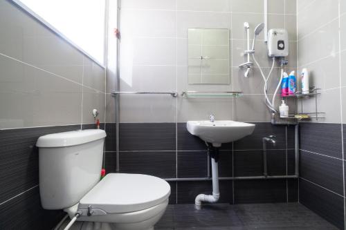 a bathroom with a toilet and a sink at Hin Loi Guesthouse in Kota Kinabalu