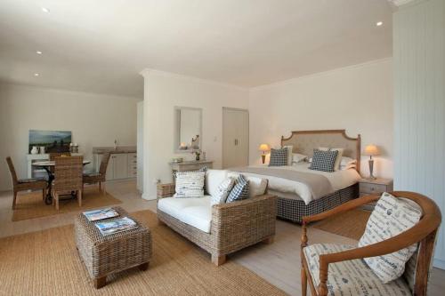 - une chambre avec un lit et un salon dans l'établissement Camberley Wines - Luxury Accommodation, à Stellenbosch