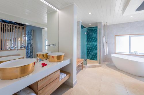 Koupelna v ubytování Warwick Le Lagon Resort & Spa, Vanuatu