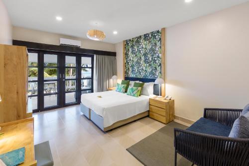 Postel nebo postele na pokoji v ubytování Warwick Le Lagon Resort & Spa, Vanuatu