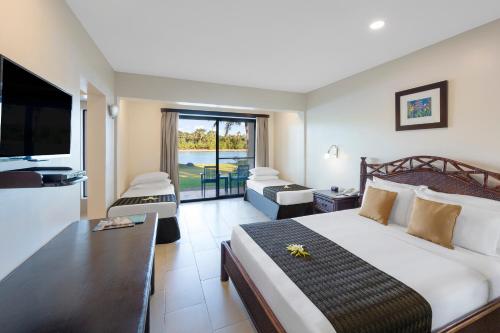 Postel nebo postele na pokoji v ubytování Warwick Le Lagon Resort & Spa, Vanuatu