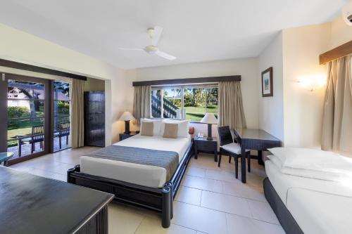 Postel nebo postele na pokoji v ubytování Warwick Le Lagon Resort & Spa, Vanuatu