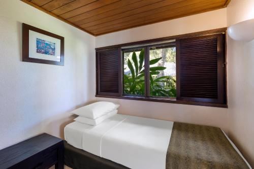 Postel nebo postele na pokoji v ubytování Warwick Le Lagon Resort & Spa, Vanuatu