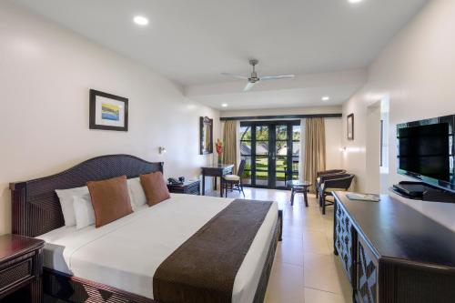 Postel nebo postele na pokoji v ubytování Warwick Le Lagon Resort & Spa, Vanuatu