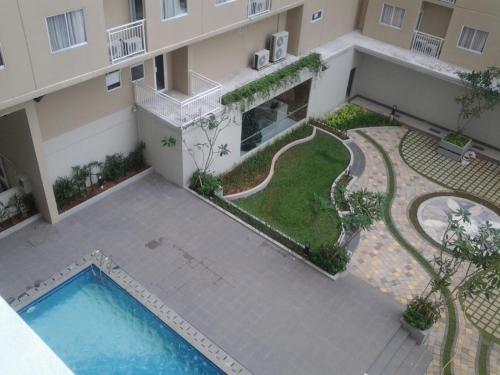 Una vista aérea de un edificio con piscina. en Apartemen Bogor Valley Family Staycation, en Bogor