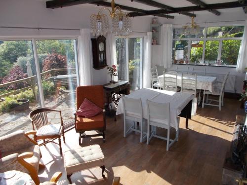 マトロックにあるOakford Cottage B&Bのリビングルーム(白いテーブル、椅子付)