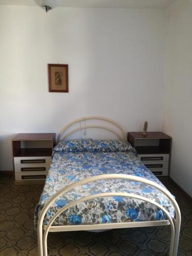 a bed in a room with two dressers and a bed sidx sidx sidx sidx at Appartamento nel centro storico di Sassello in Sassello