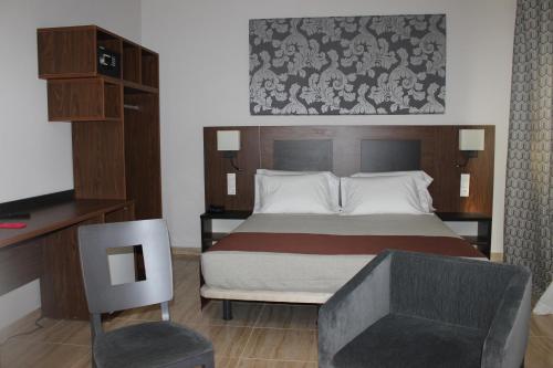 Tempat tidur dalam kamar di City Hotel Alger