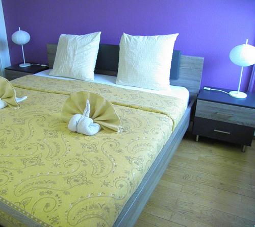 Una cama o camas en una habitación de Auberge au Cavalier