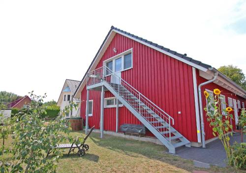 レヒリンにあるFerienwohnung Rechlin SEE 9791の階段付きの赤い家