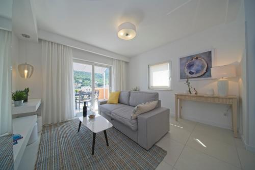 Χώρος καθιστικού στο Oyster Paradise Blue Apartment