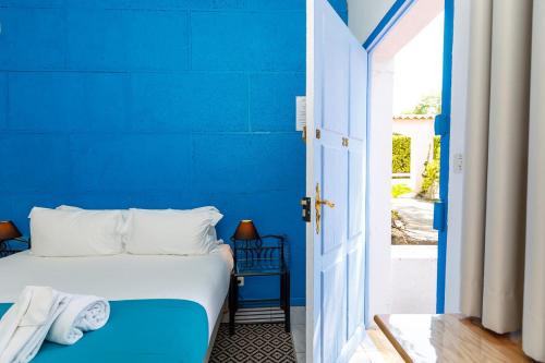 Ένα ή περισσότερα κρεβάτια σε δωμάτιο στο Hôtel Les Liserons de Mougins