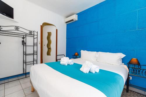 Ένα ή περισσότερα κρεβάτια σε δωμάτιο στο Hôtel Les Liserons de Mougins