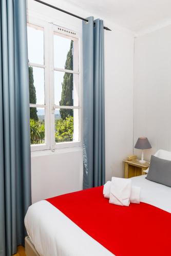 Ένα ή περισσότερα κρεβάτια σε δωμάτιο στο Hôtel Les Liserons de Mougins