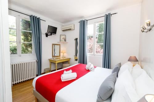 Ένα ή περισσότερα κρεβάτια σε δωμάτιο στο Hôtel Les Liserons de Mougins