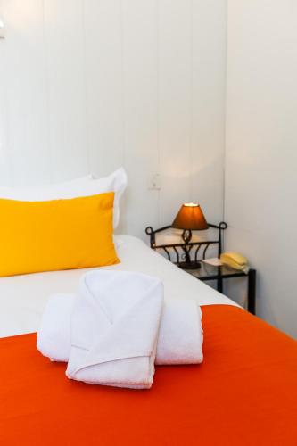 Ένα ή περισσότερα κρεβάτια σε δωμάτιο στο Hôtel Les Liserons de Mougins