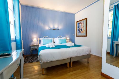 Ένα ή περισσότερα κρεβάτια σε δωμάτιο στο Hôtel Les Liserons de Mougins