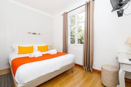 Ένα ή περισσότερα κρεβάτια σε δωμάτιο στο Hôtel Les Liserons de Mougins