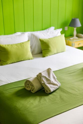 Ένα ή περισσότερα κρεβάτια σε δωμάτιο στο Hôtel Les Liserons de Mougins