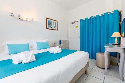 Ένα ή περισσότερα κρεβάτια σε δωμάτιο στο Hôtel Les Liserons de Mougins