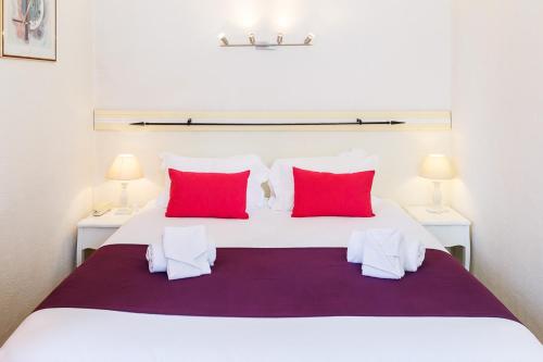 Ένα ή περισσότερα κρεβάτια σε δωμάτιο στο Hôtel Les Liserons de Mougins