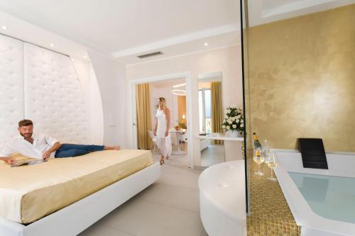 Postel nebo postele na pokoji v ubytování White Suite & Apartments