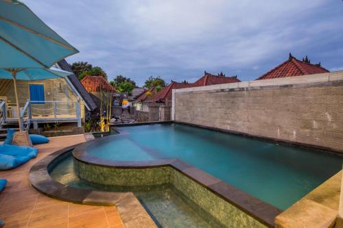 a swimming pool in the middle of a building at D'Yuki Huts Lembongan in Nusa Lembongan