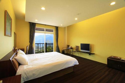 Un dormitorio con una cama grande y una ventana. en Yun Meng Xianjing Homestay, en Renai