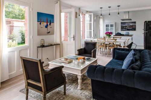 un salon avec un canapé et une table dans l'établissement La maison de Colette, Traditionnelle Maison d'Armateur de 3 chambres et 3 salles de bains, à Honfleur
