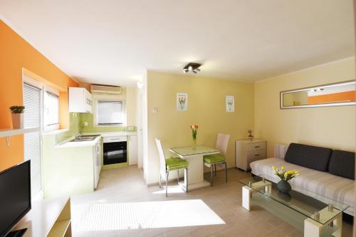 sala de estar con sofá y mesa en Apartments Split en Split