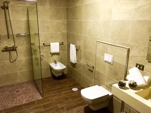 a bathroom with a shower and a toilet and a sink at Il Sogno di Gio de la Laguna in La Laguna
