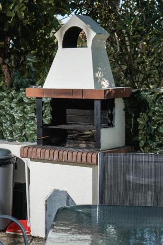 a pizza oven sitting on top of a table at Nektarios Garenias Kipoupoli in Nea Kalikratia
