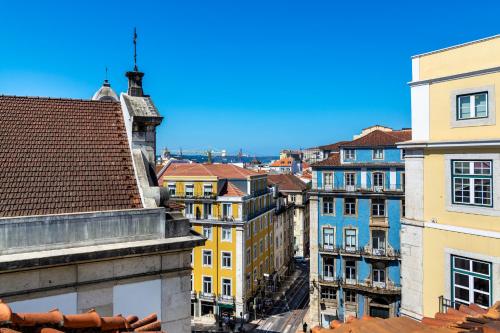 uma vista sobre os telhados de edifícios de uma cidade em Lisbon Downtown Luxury Family Residence em Lisboa