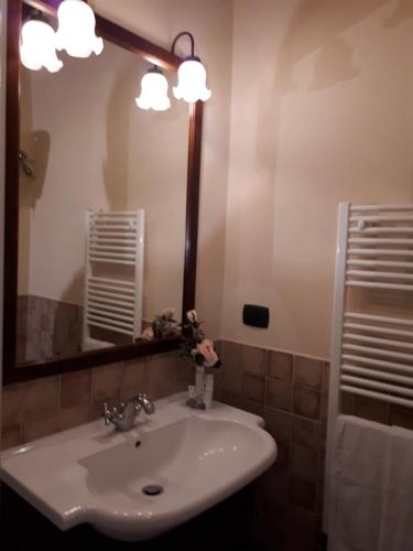 a bathroom with a sink and a mirror at Castellare in Chiusdino