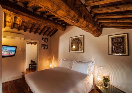 um quarto com uma grande cama branca num quarto em Cascina Canova B&B em San Giuliano Terme