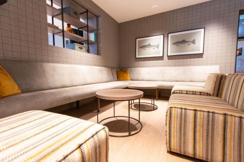 a waiting room with two couches and a table at Grand Hotel Skei - Unike Hoteller in Skei 