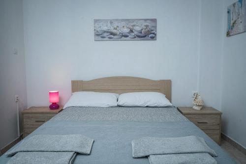 a bedroom with a bed with two towels on it at Nektarios Garenias Kipoupoli in Nea Kalikratia