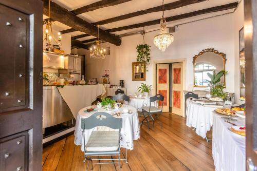 ヴィテルボにあるB&B dei Papi Boutique Hotelのダイニングルーム(テーブル2台付)、キッチン
