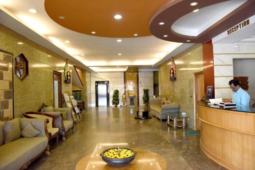 ウドゥピにあるHotel Sharada Internationalのロビー(ソファ付)