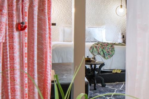 a bedroom with a bed and a table with a bed sqor at Dar Kandi in Marrakech
